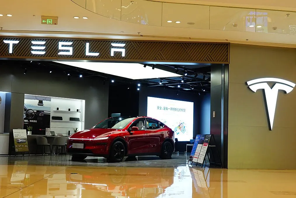 Tesla Investors Debate Dilution Risk Tied to Musk’s $1T Pay Plan